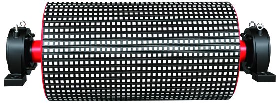 Pulley covered with a grid of ceramic tiles, mounted on two bearing blocks